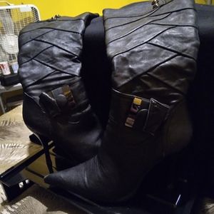 Yoki sz 7 black leather boots